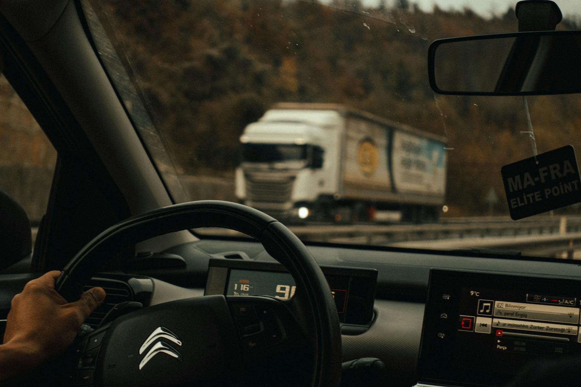 Widok z wnętrza auta jadącego autostradą za ciężarówką